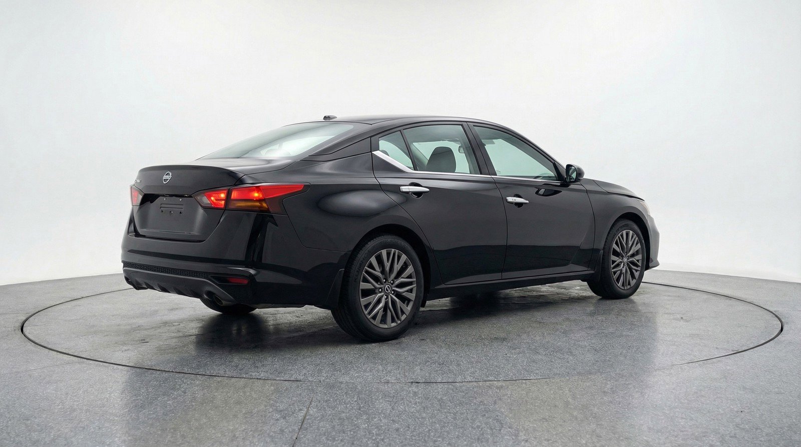 Used 2025 Nissan Altima 2.5 SV FWD image 9