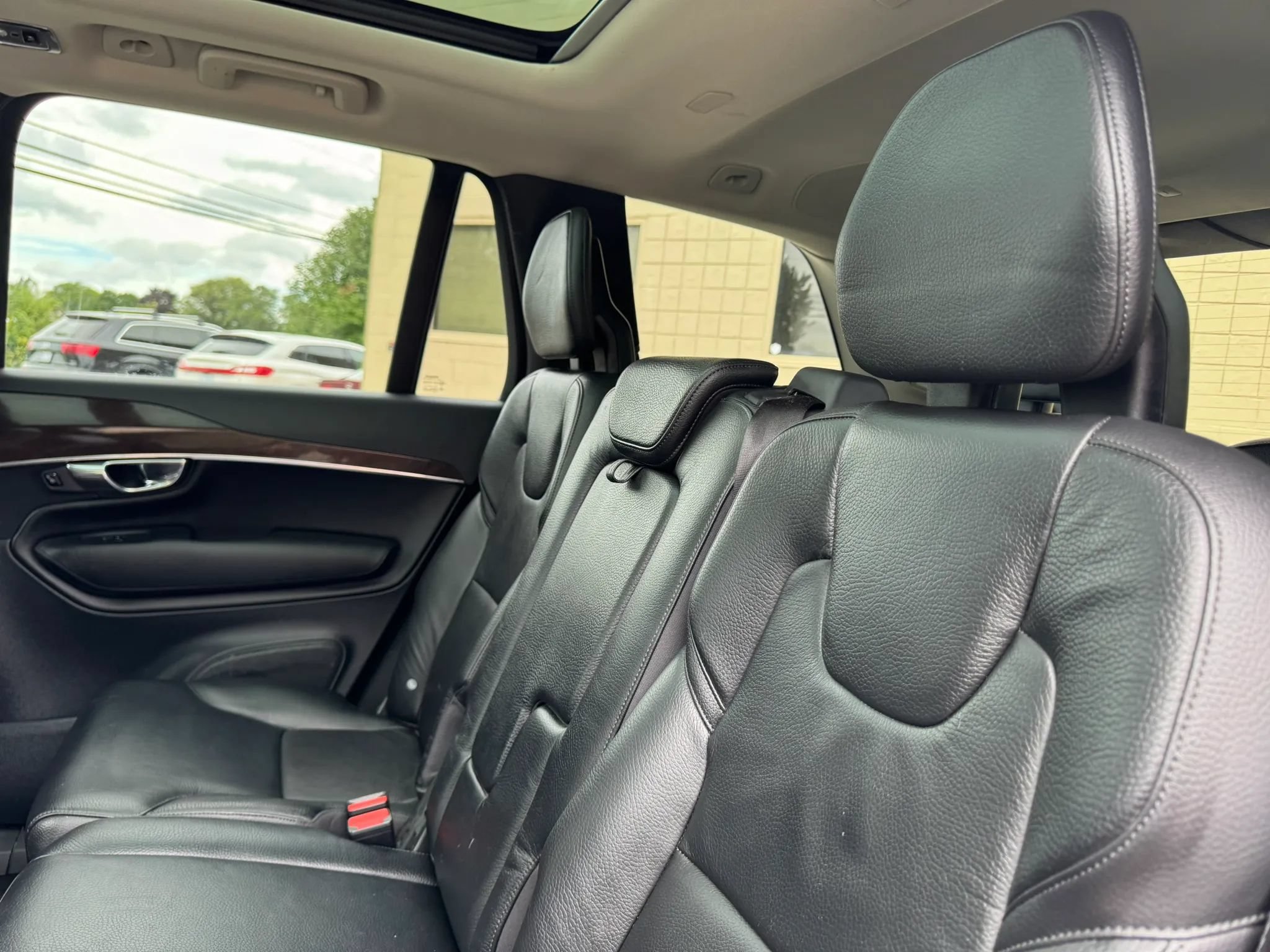 Used 2016 Volvo XC90 T6 Momentum w/ Momentum Plus Package AWD/4WD image 34