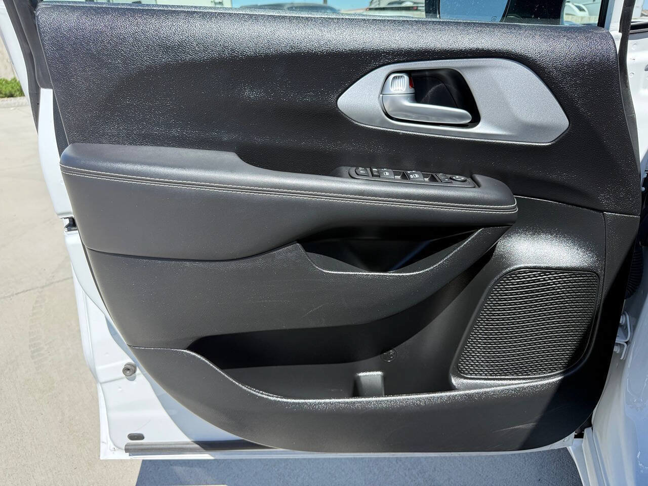 Used 2024 Chrysler Pacifica Touring FWD image 29