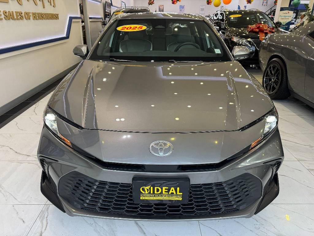 Used 2025 Toyota Camry SE image 2