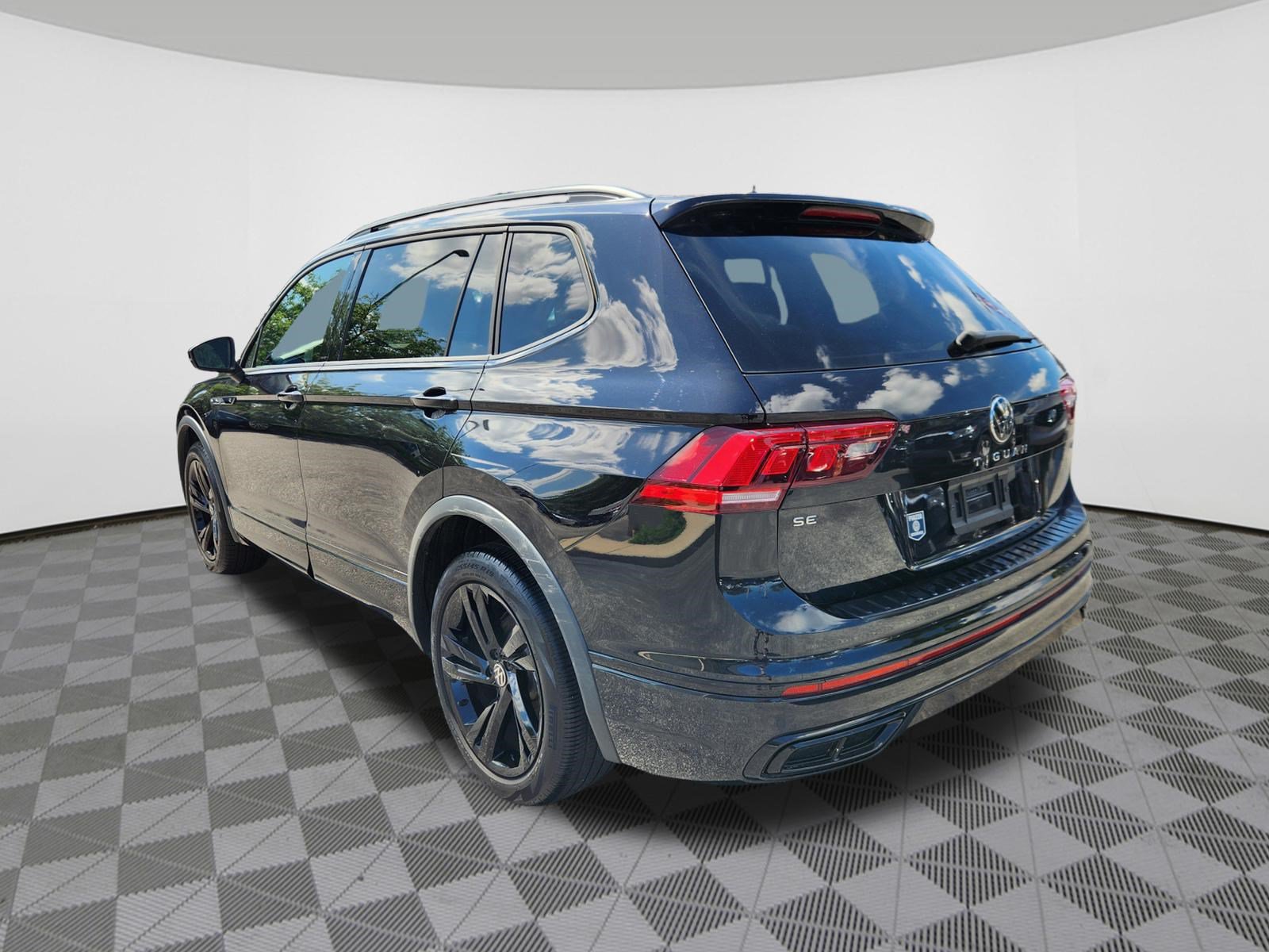 Certified 2023 Volkswagen Tiguan SE R-Line AWD/4WD image 3
