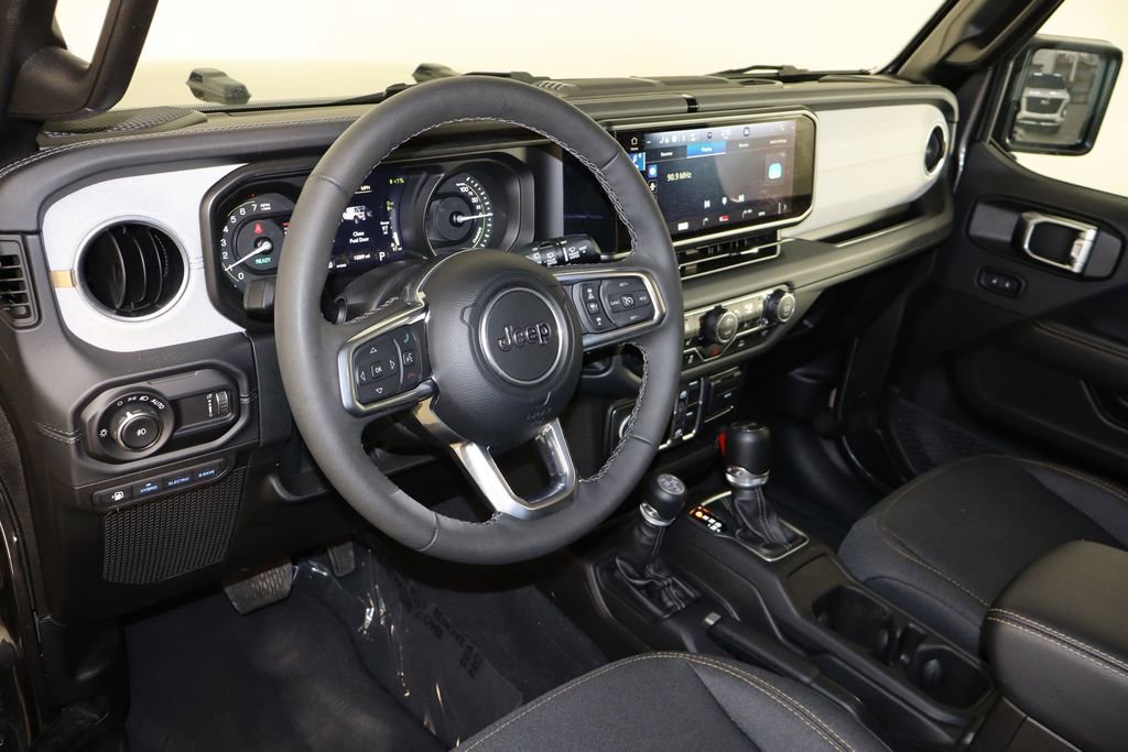 Used 2025 Jeep Wrangler Unlimited Sahara image 25