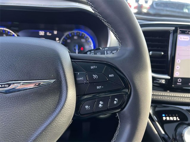Used 2025 Chrysler Pacifica Limited image 16
