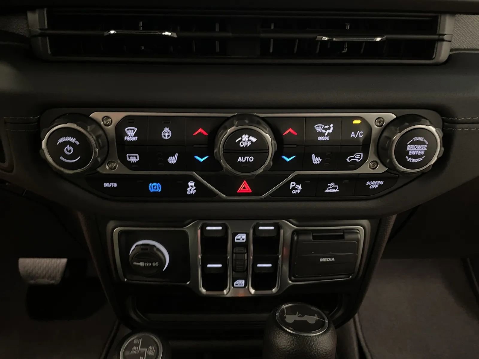 Used 2025 Jeep Wrangler Unlimited Sahara w/ Safety Group AWD/4WD image 34