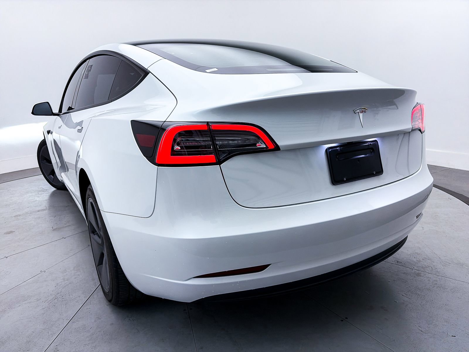 Used 2023 Tesla Model 3 Standard Range image 4