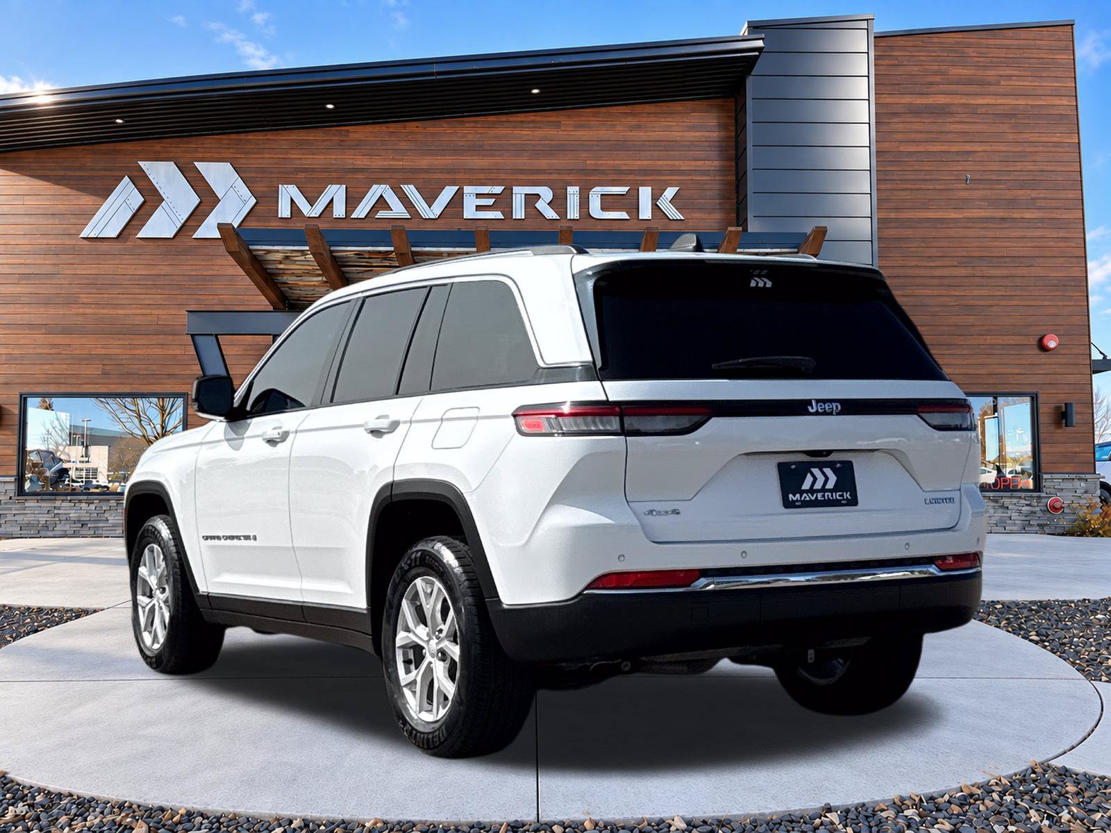 Used 2023 Jeep Grand Cherokee Limited w/ Trailer Tow Prep Group (B) AWD/4WD image 4