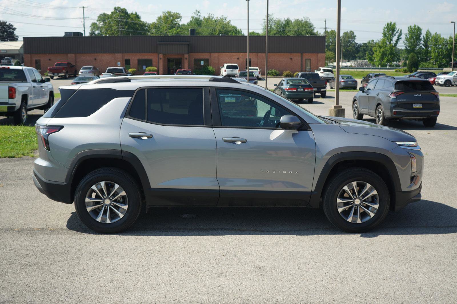 New 2025 Chevrolet Equinox LT w/ Convenience Package II image 2