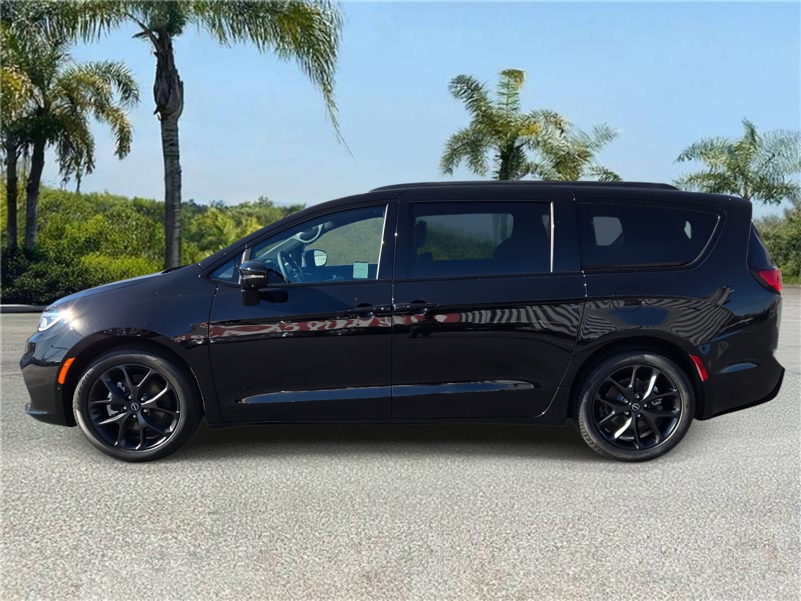 New 2026 Chrysler Pacifica Select w/ S Appearance Package image 2