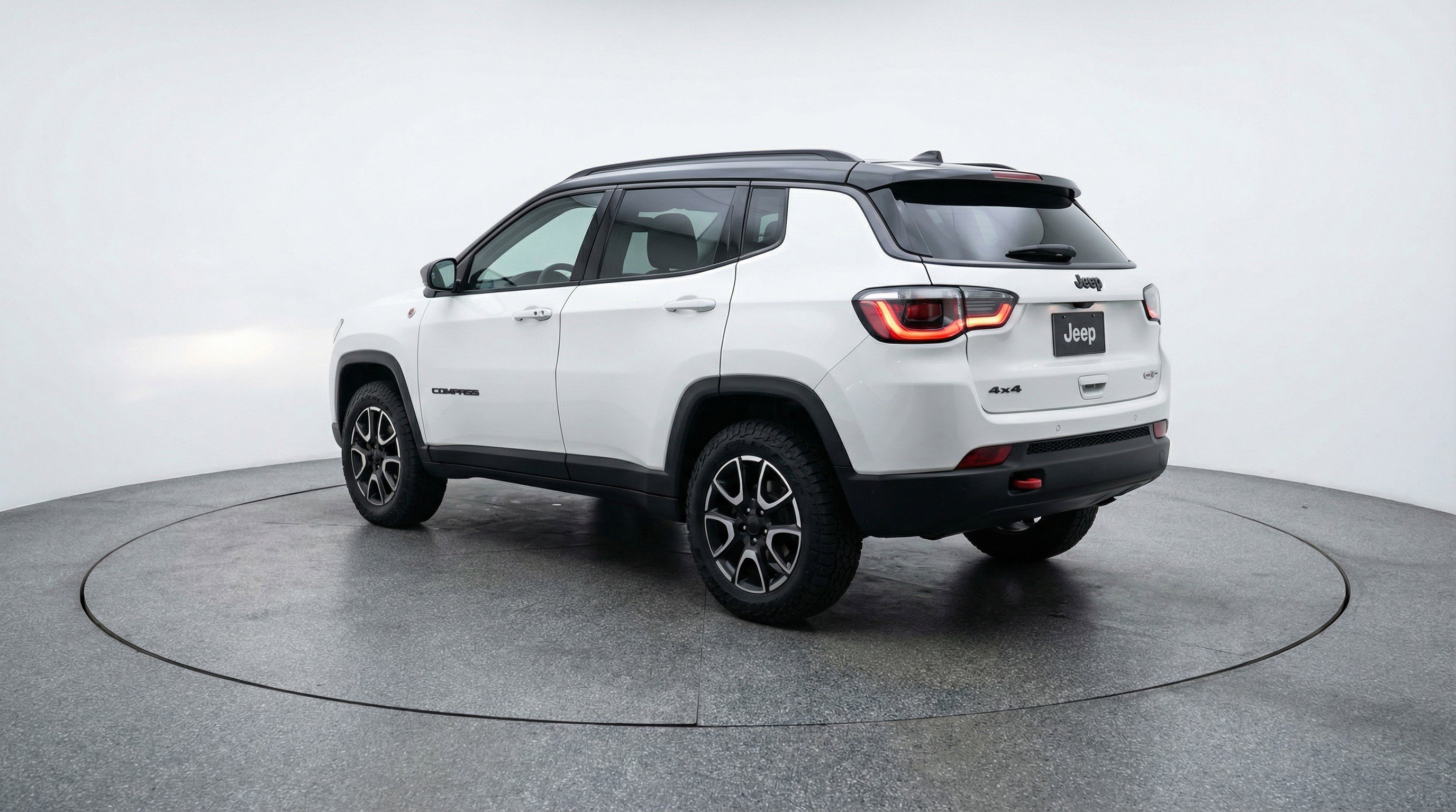 Used 2025 Jeep Compass Trailhawk image 6