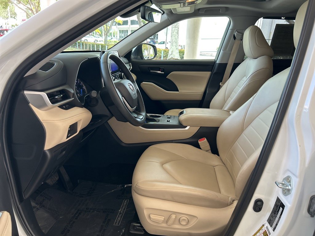 Used 2024 Toyota Highlander XLE AWD/4WD image 10