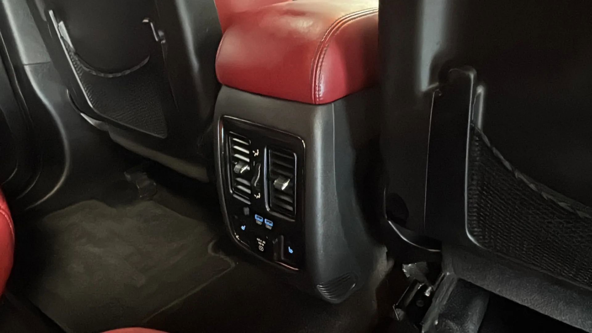 Used 2015 Dodge Durango R/T w/ Technology Group RWD image 35