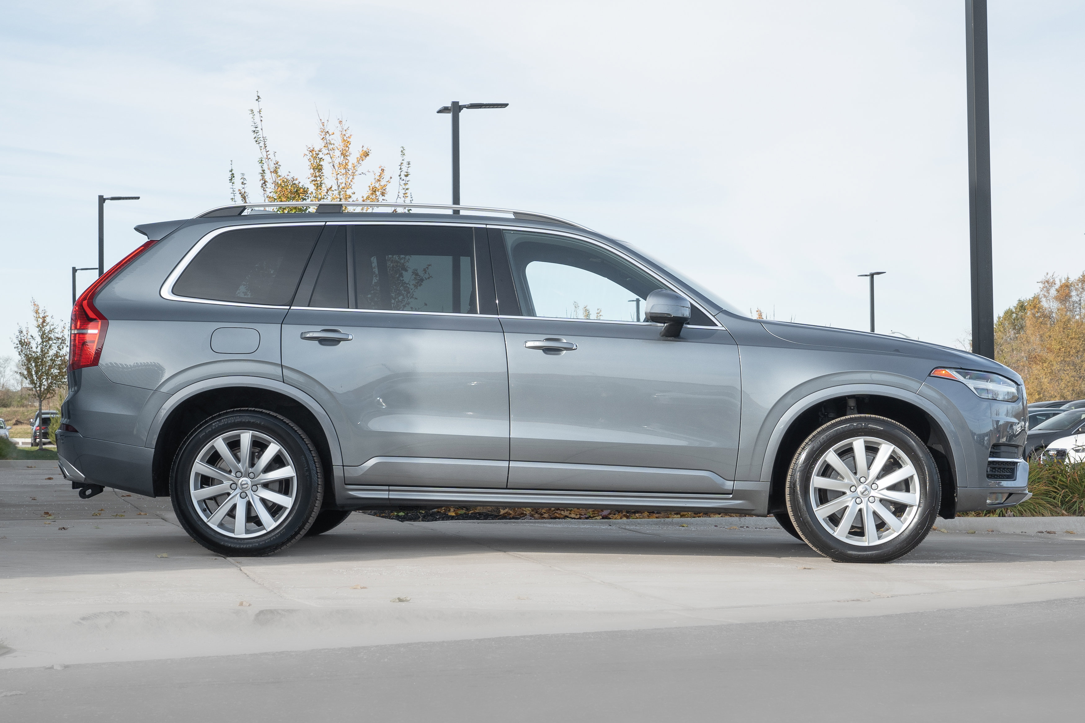 Used 2019 Volvo XC90 T6 Momentum image 3