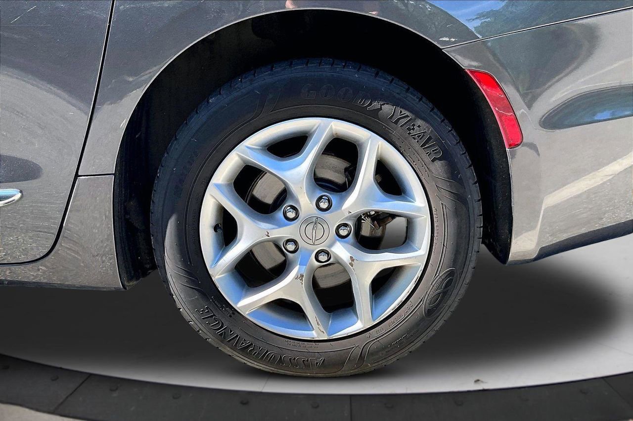 Used 2017 Chrysler Pacifica Touring-L Plus w/ Tire & Wheel Group FWD image 35