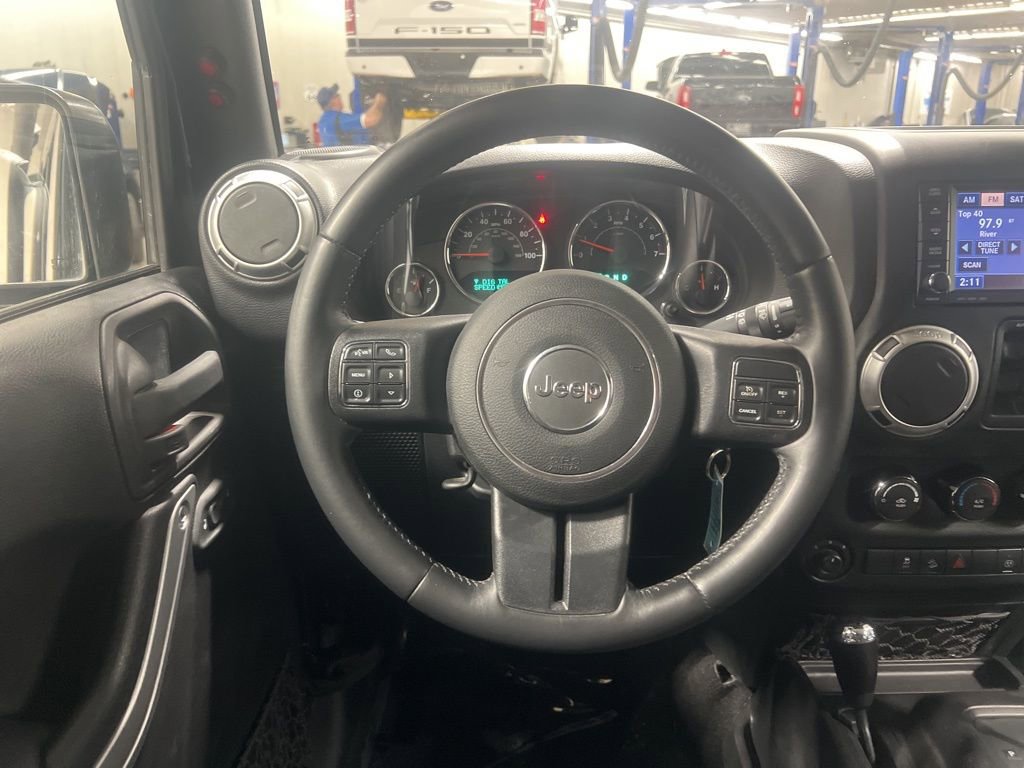 Used 2015 Jeep Wrangler Unlimited Rubicon w/ Connectivity Group image 19