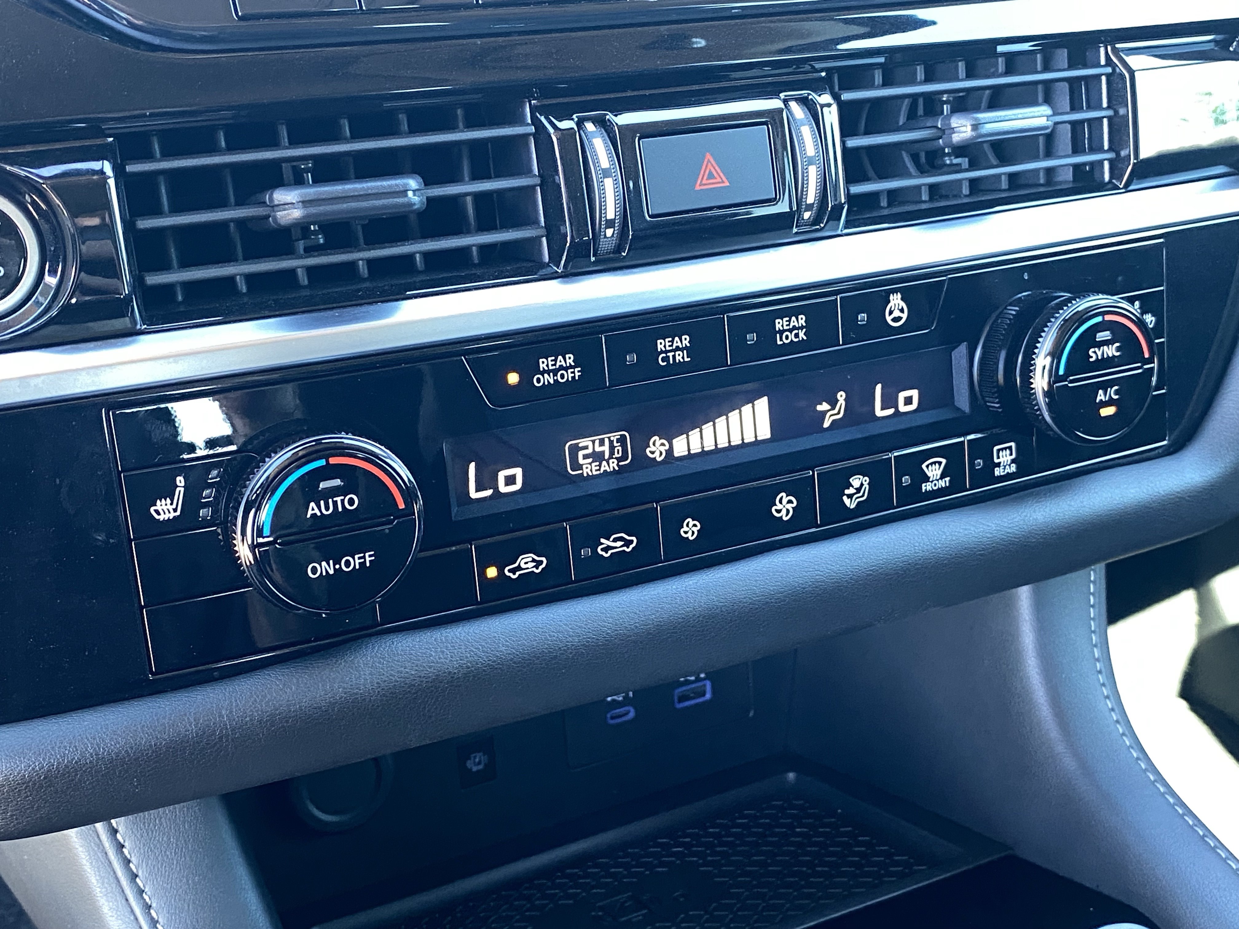 Used 2024 Nissan Pathfinder SL w/ SL Premium Package FWD image 27