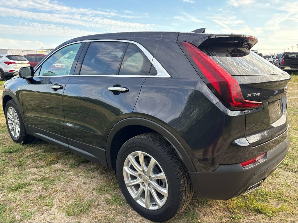 Used 2023 Cadillac XT4 Luxury w/ Cold Weather Package FWD image 4