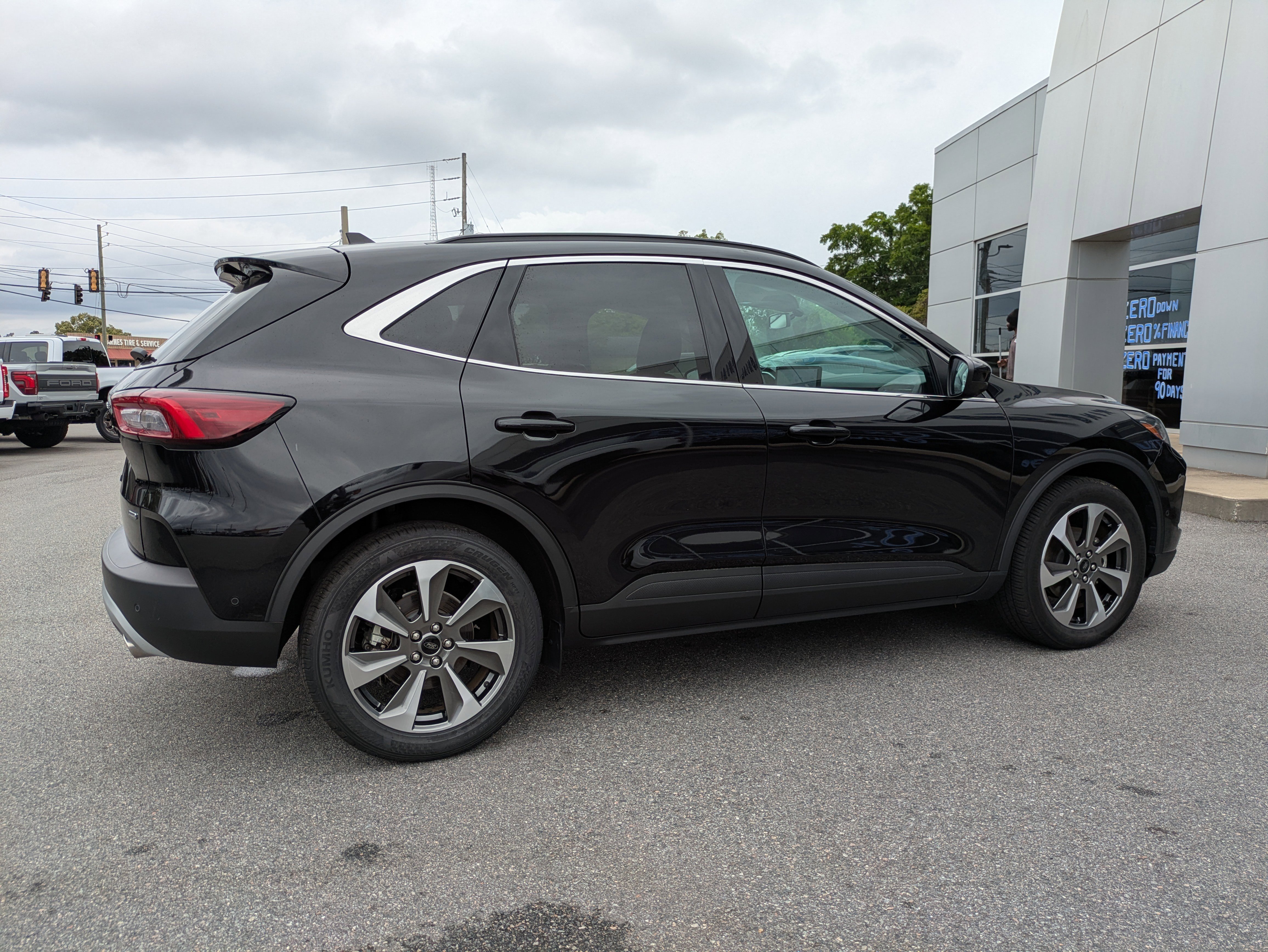 Used 2024 Ford Escape Platinum w/ Premium Technology Package image 4