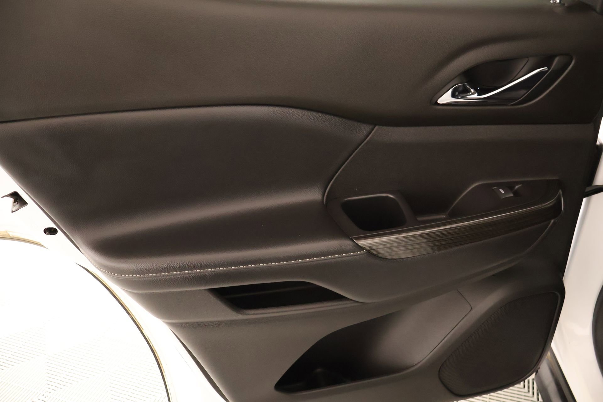 Used 2019 GMC Acadia SLT w/ Black Edition image 17