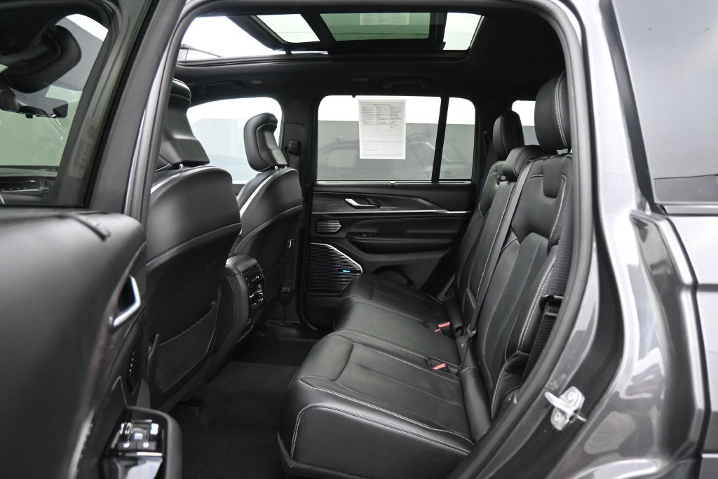 Used 2022 Jeep Grand Cherokee Overland w/ Luxury Tech Group IV RWD image 22