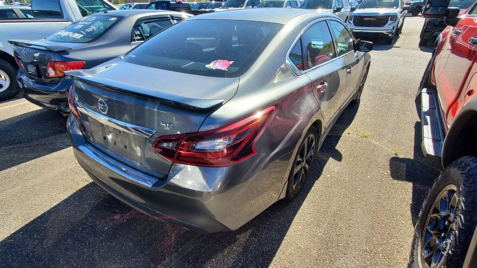Used 2017 Nissan Altima 2.5 SR w/ Midnight Edition Package FWD image 9