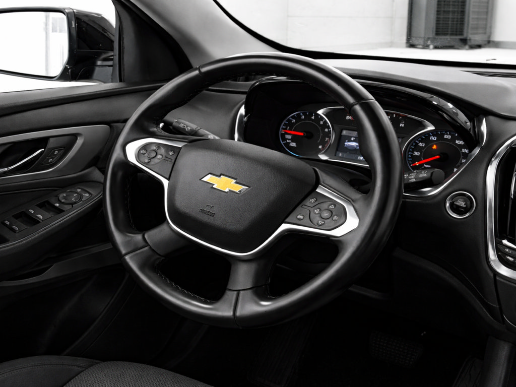 Used 2023 Chevrolet Traverse LT FWD image 17