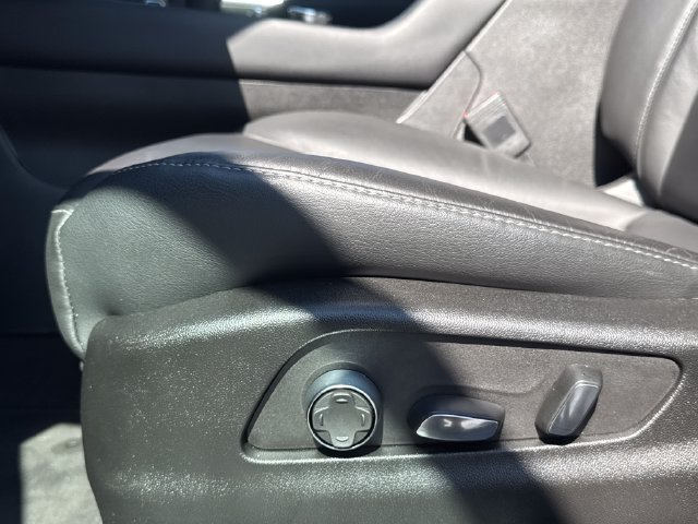 Used 2025 Cadillac XT4 Premium Luxury FWD image 14