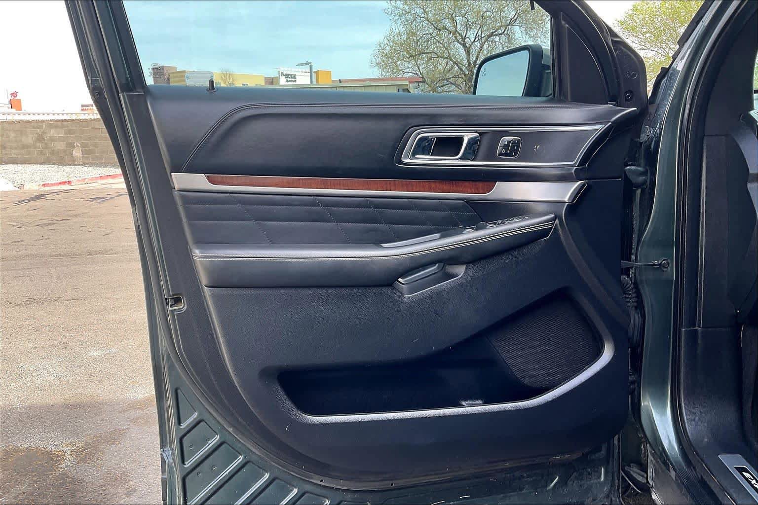 Used 2016 Ford Explorer Platinum image 21