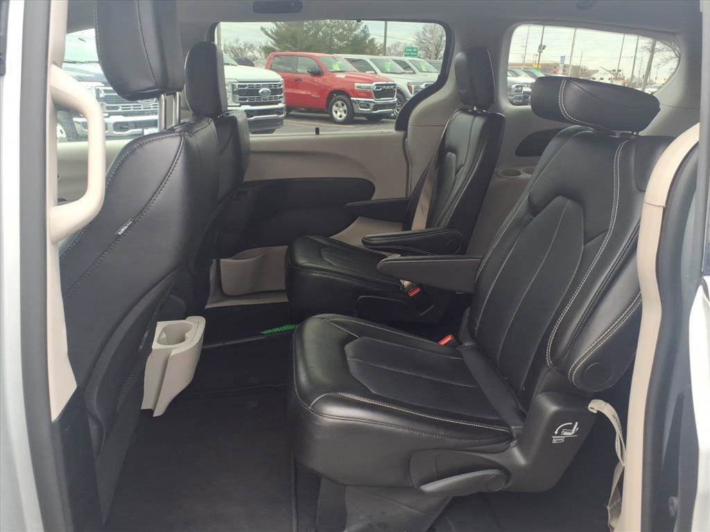 Used 2024 Chrysler Pacifica Touring-L image 32