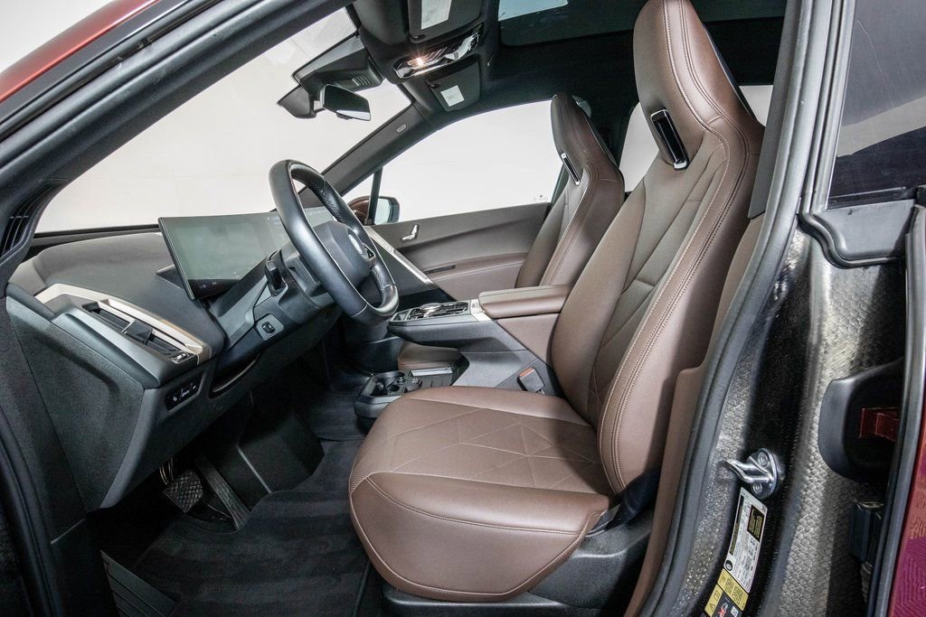 Used 2022 BMW iX xDrive50 w/ Sport Package image 9