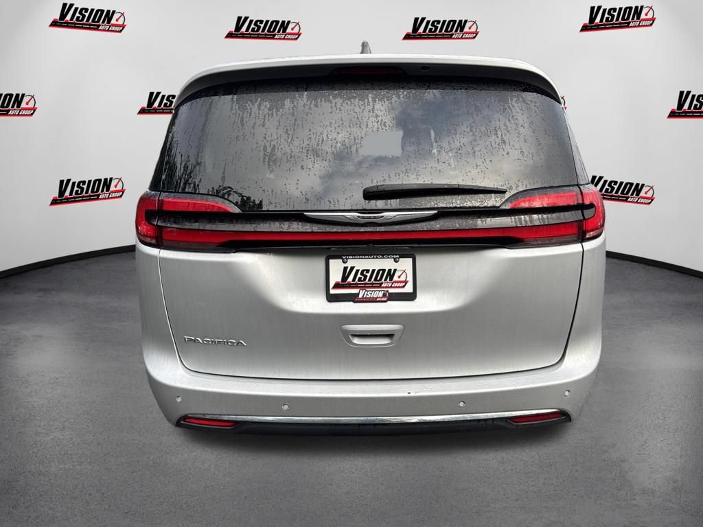 Used 2024 Chrysler Pacifica Touring-L FWD image 6