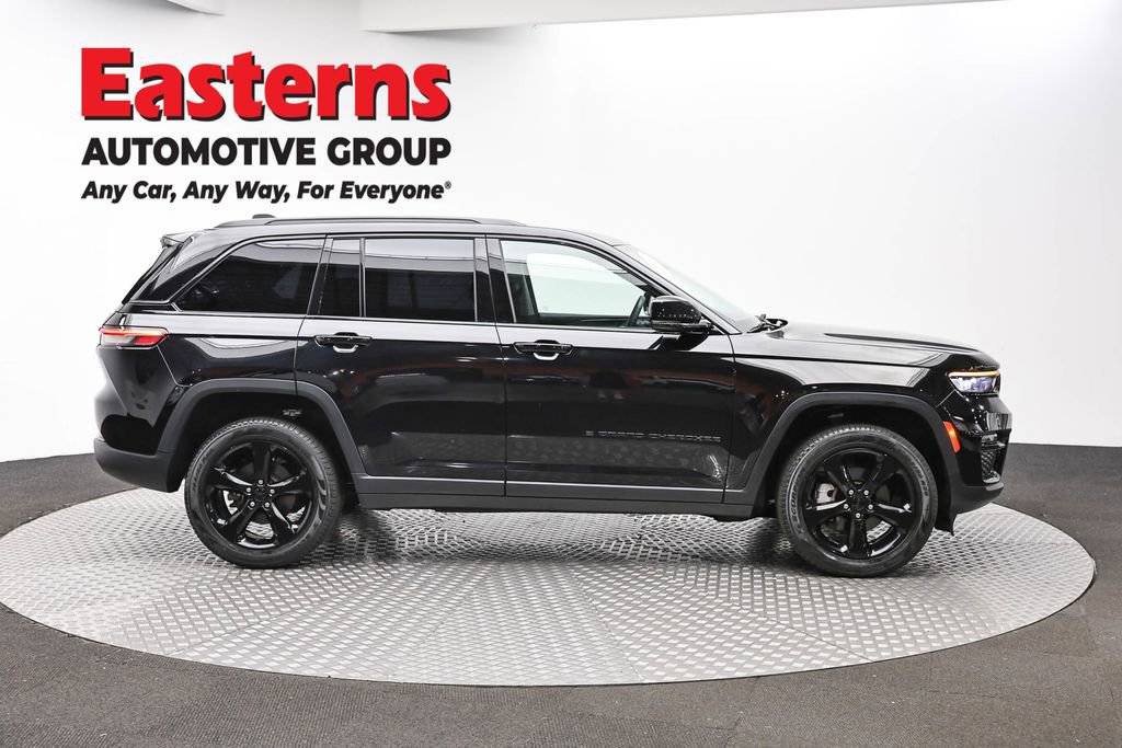 Used 2023 Jeep Grand Cherokee Limited w/ Black Appearance Package AWD/4WD image 4