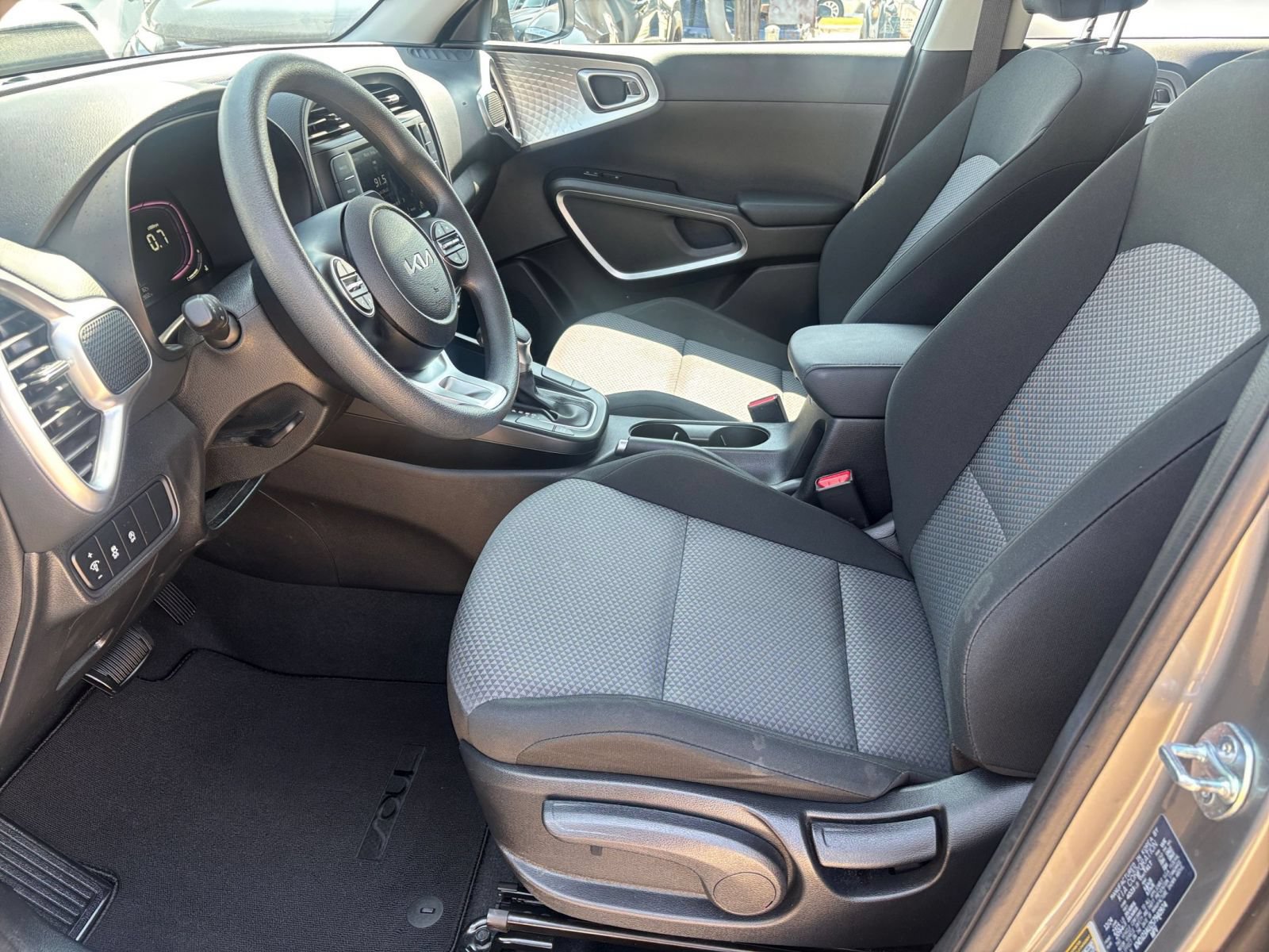 Used 2025 Kia Soul LX w/ LX Technology Package FWD image 19