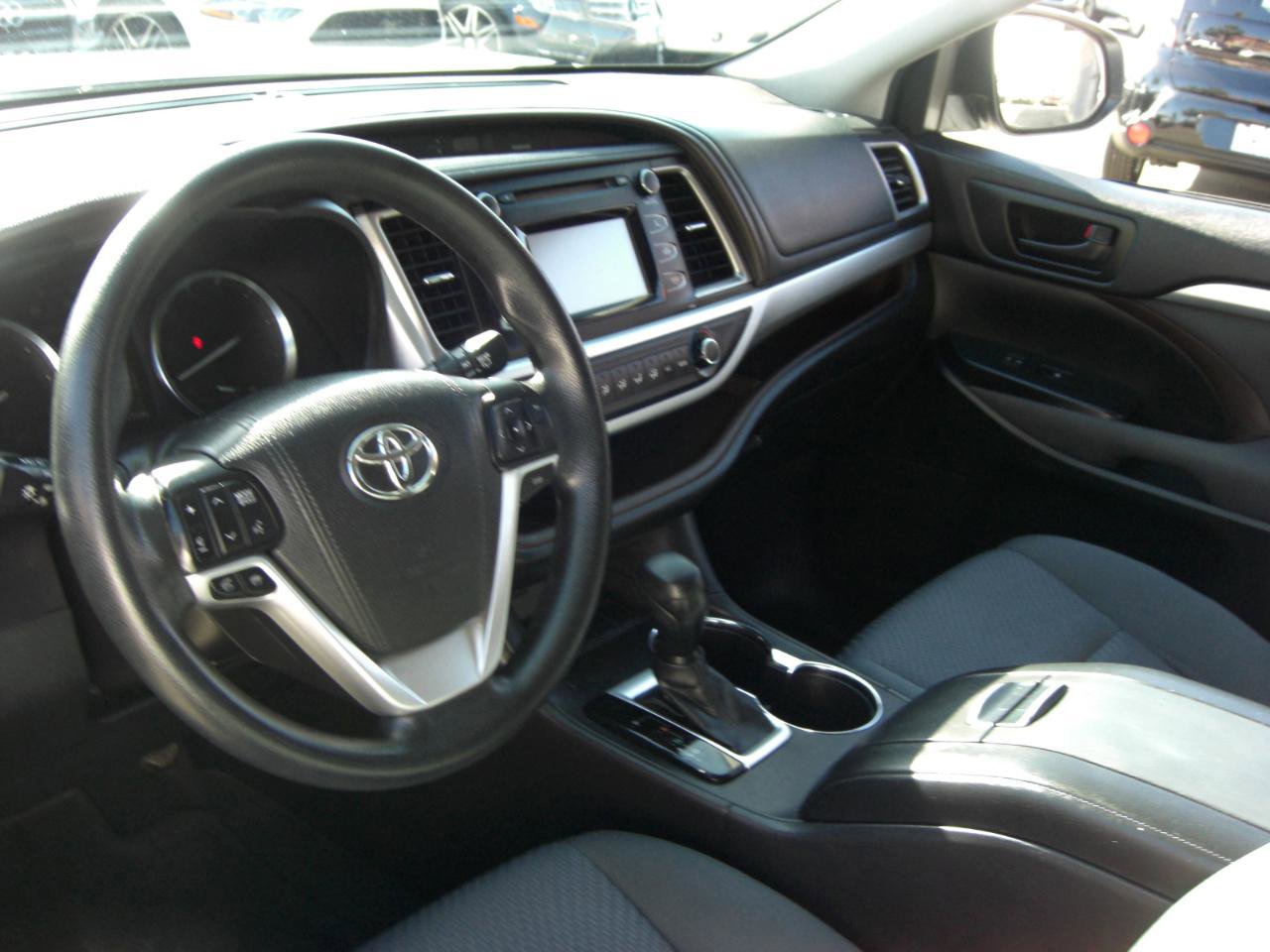 Used 2016 Toyota Highlander LE FWD image 7