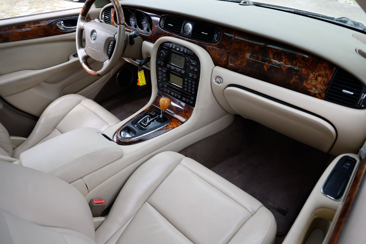 Used 2004 Jaguar XJ8 image 18