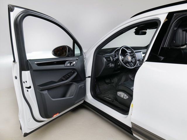 Certified 2023 Porsche Macan Turbo AWD/4WD image 27