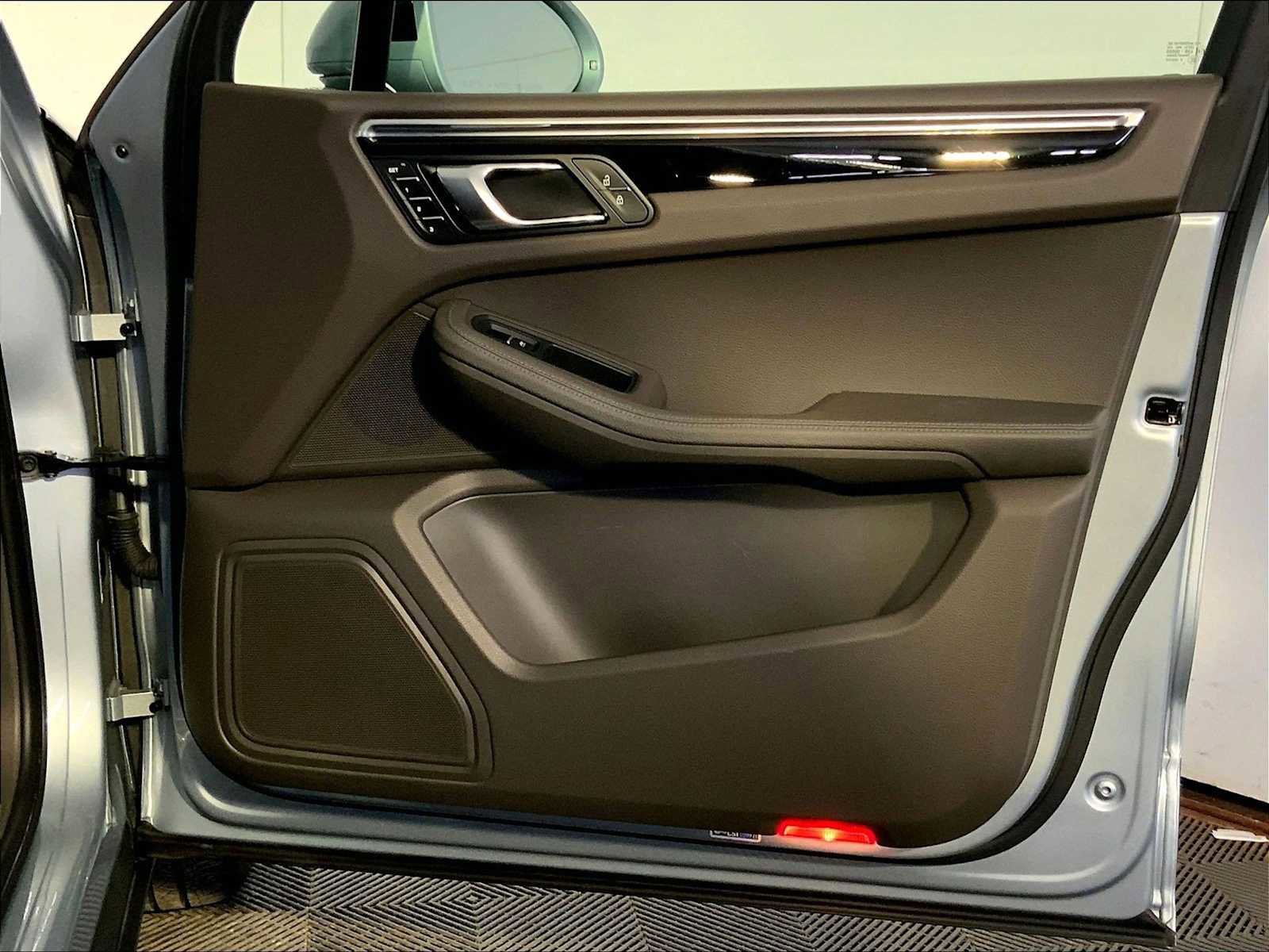 Used 2023 Porsche Macan image 26