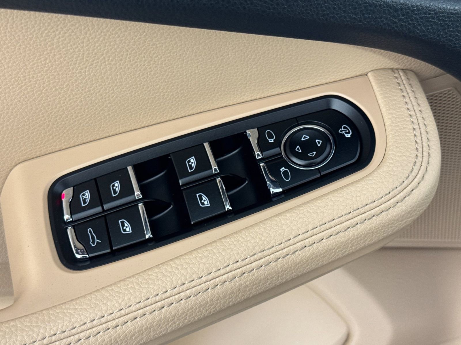 Certified 2025 Porsche Macan image 13