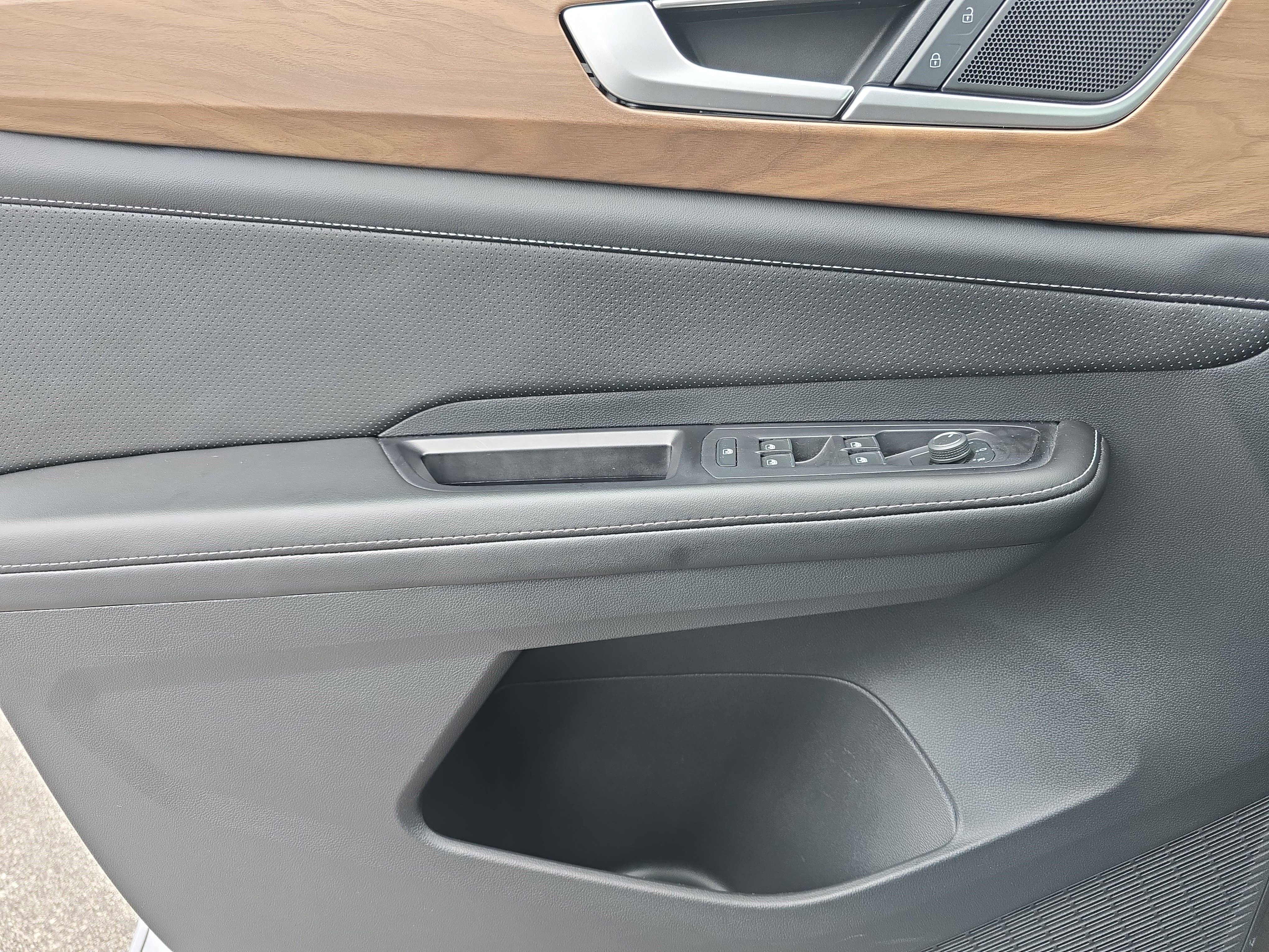 Used 2024 Volkswagen Atlas SE image 24