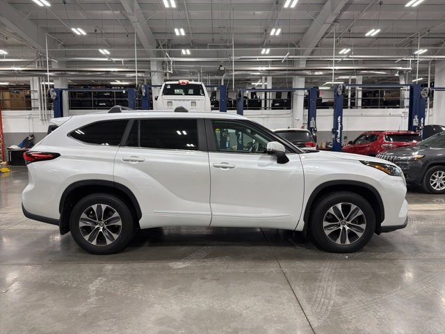 Certified 2024 Toyota Highlander AWD image 8