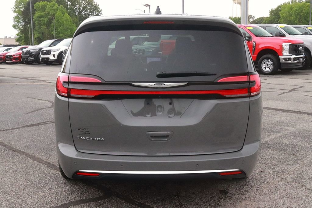 Used 2025 Chrysler Pacifica Select FWD image 6