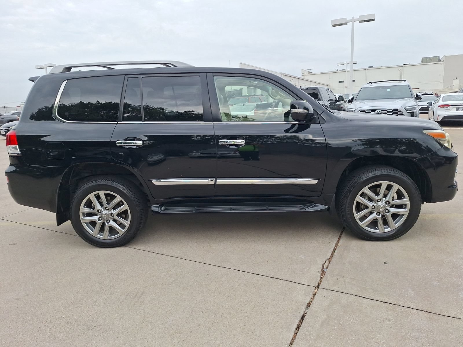 Used 2013 Lexus LX 570 4WD w/ Luxury Pkg image 7