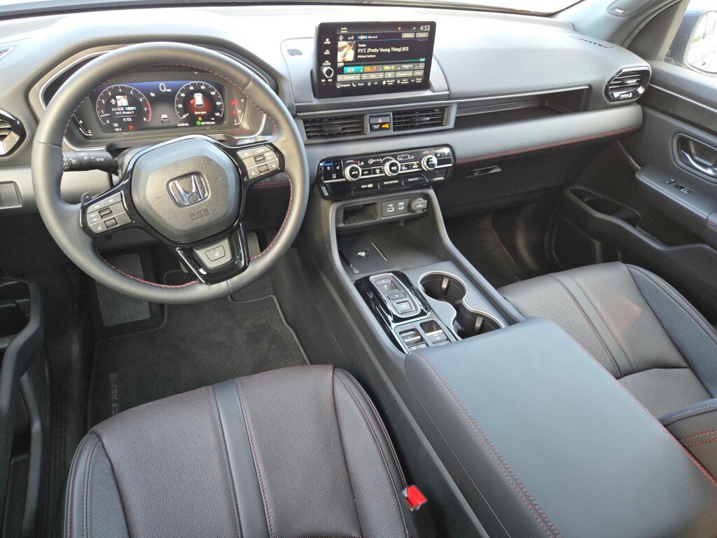 Certified 2025 Honda Pilot Black Edition image 16