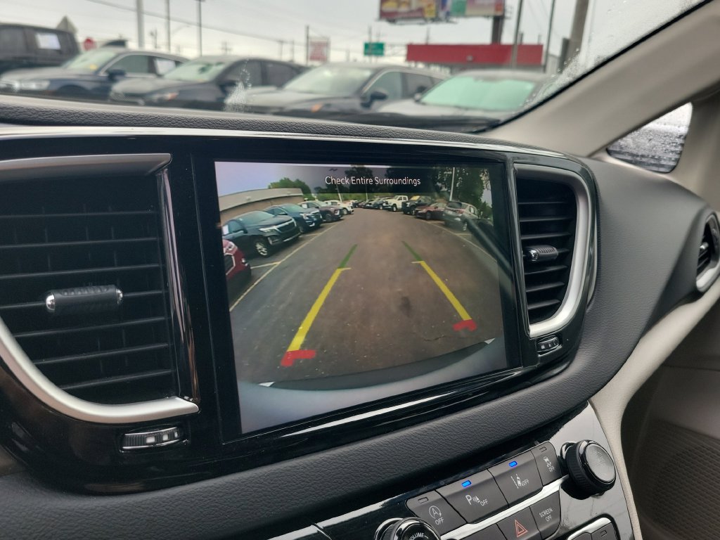 Used 2024 Chrysler Pacifica Touring-L FWD image 35