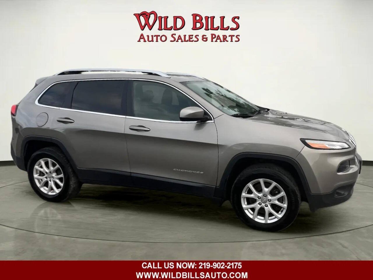 Used 2017 Jeep Cherokee Latitude w/ Cold Weather Group AWD/4WD image 3