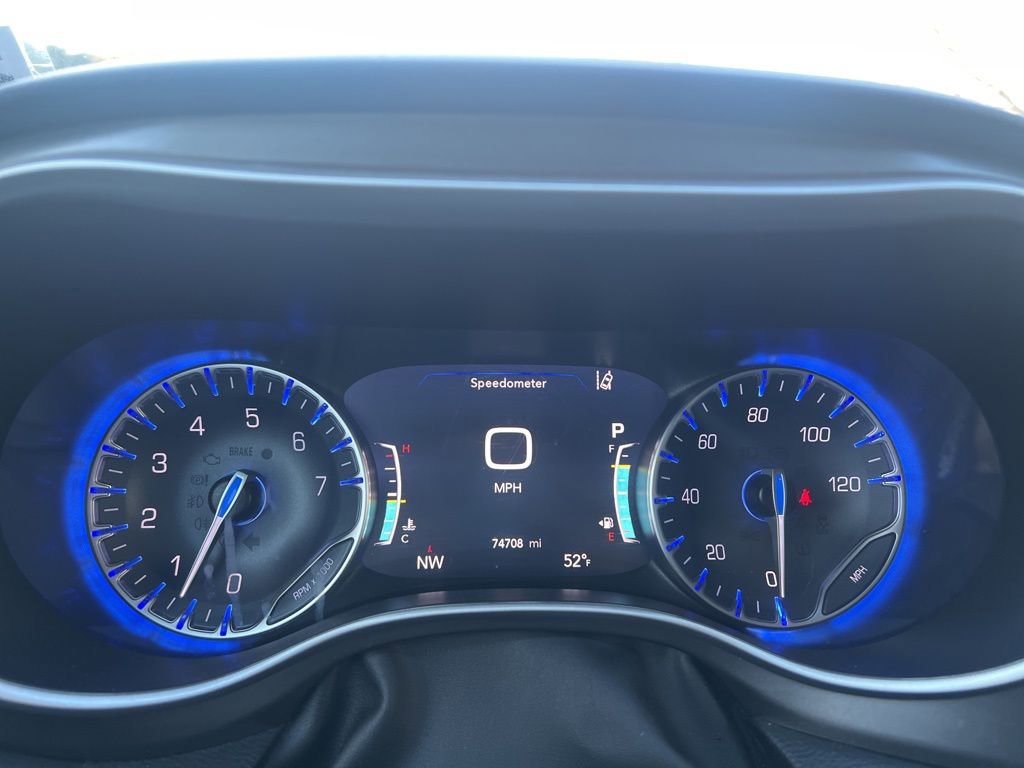 Used 2024 Chrysler Pacifica Touring-L image 12