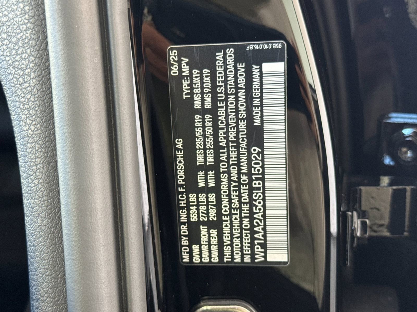 Certified 2025 Porsche Macan image 34