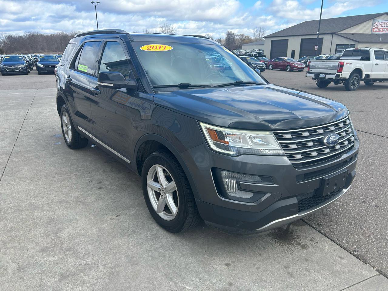 Used 2017 Ford Explorer XLT w/ Equipment Group 202A image 3