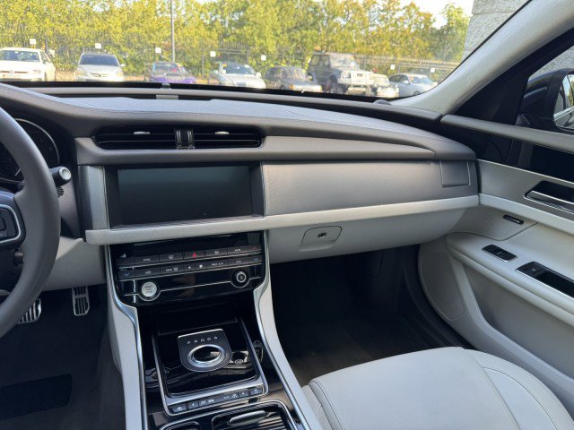 Used 2020 Jaguar XF Premium image 24