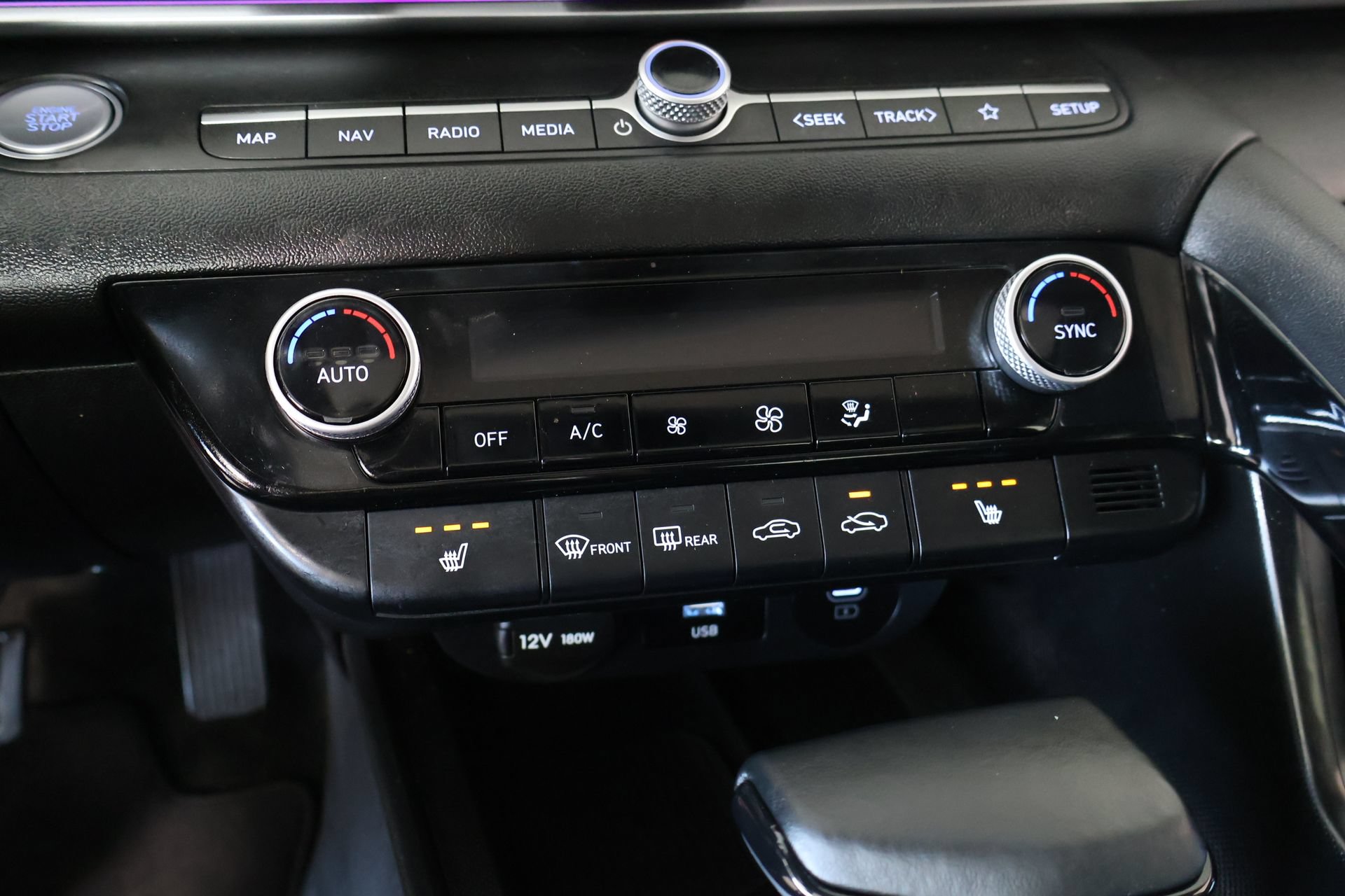 Certified 2025 Hyundai Elantra Limited FWD image 8