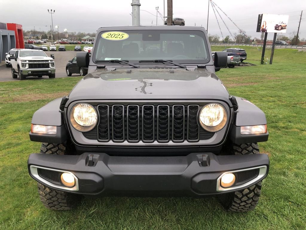 Used 2025 Jeep Gladiator Sport AWD/4WD image 16